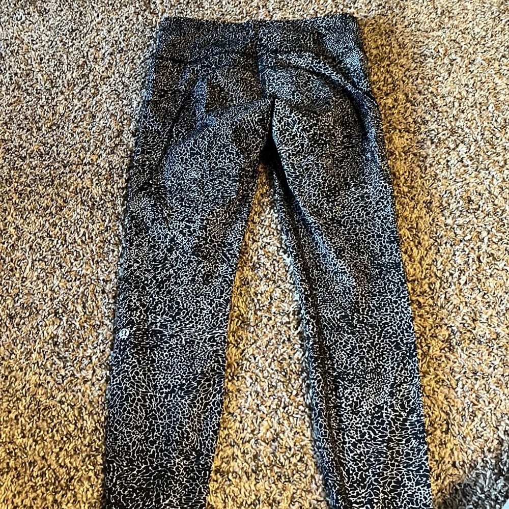 Lululemon workout pants, pockets on sides